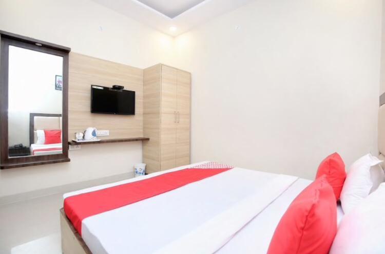 אמריצר Forever Inn Hotel Near Golden Temple מראה חיצוני תמונה
